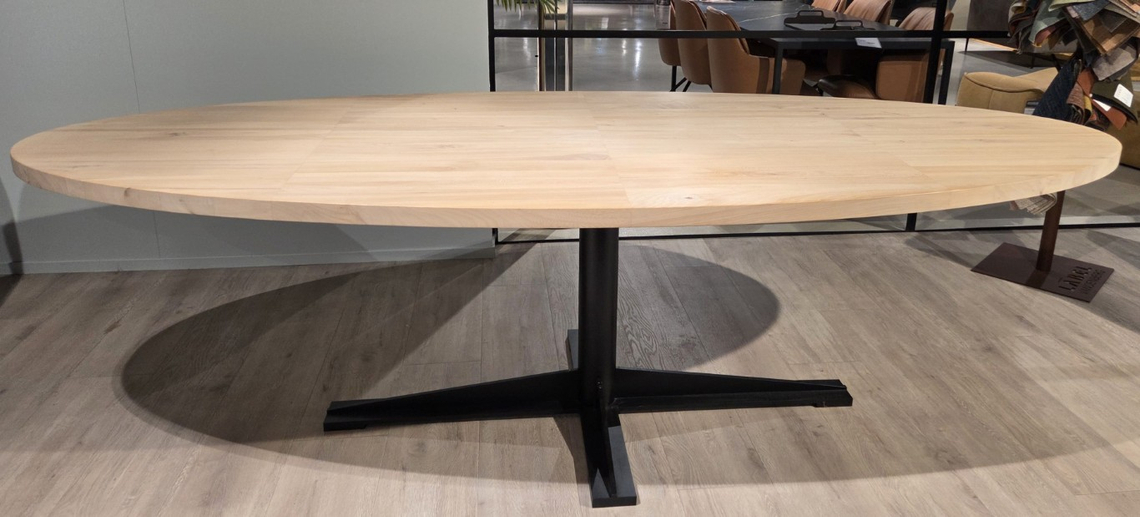 (Showroommodel)Pilat&Pilat Eettafel Dirk-Jisk 