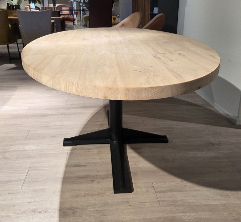 (Showroommodel)Pilat&Pilat Eettafel Dirk-Jisk 