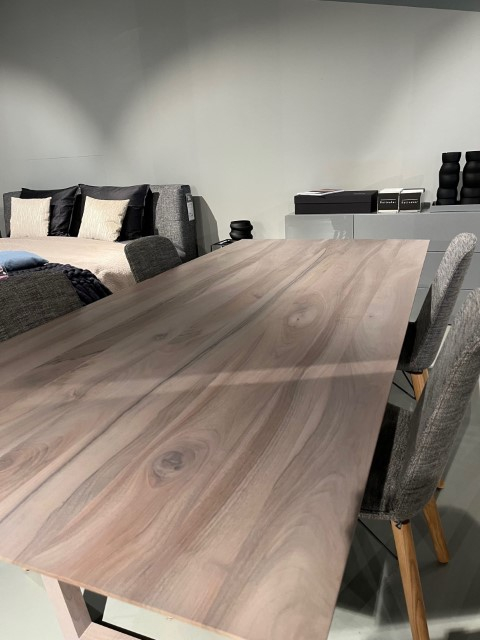 (Showroommodel) Rolf Benz Eettafel 924 Noten