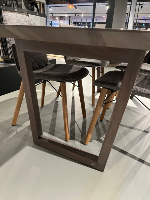 (Showroommodel) Rolf Benz Eettafel 924 Noten