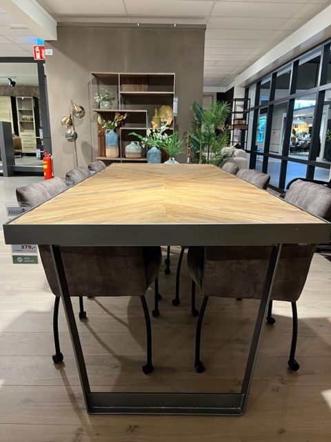 (Showroommodel) Eettafel Fishbone 240x100