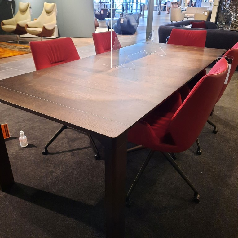(Showroommodel) Leolux Eettafel Yama 