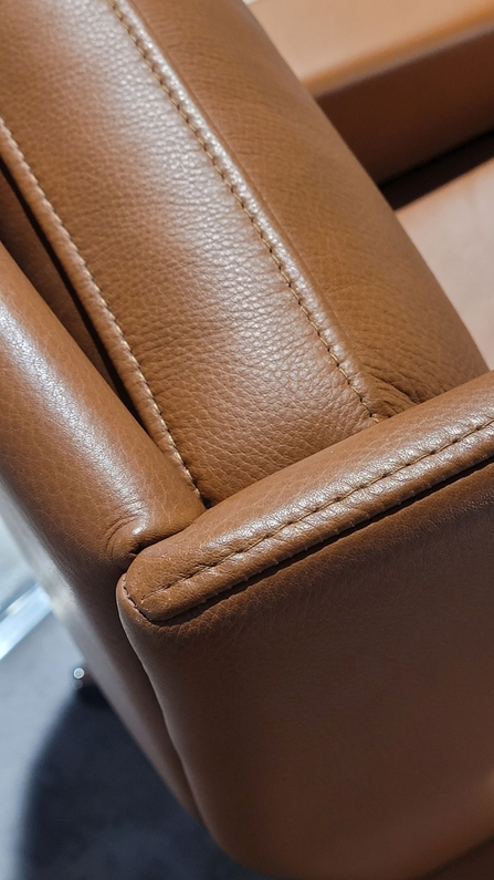 (Showroommodel) Fauteuil Odense + Poef 