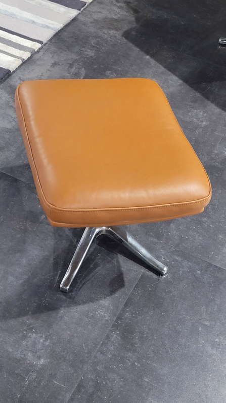(Showroommodel) Fauteuil Odense + Poef 