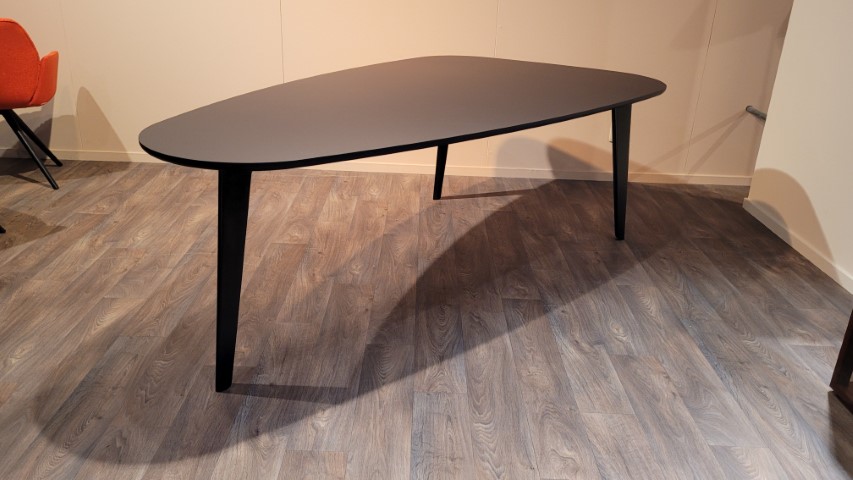 (Showroommodel) Leolux Eettafel Bondi 
