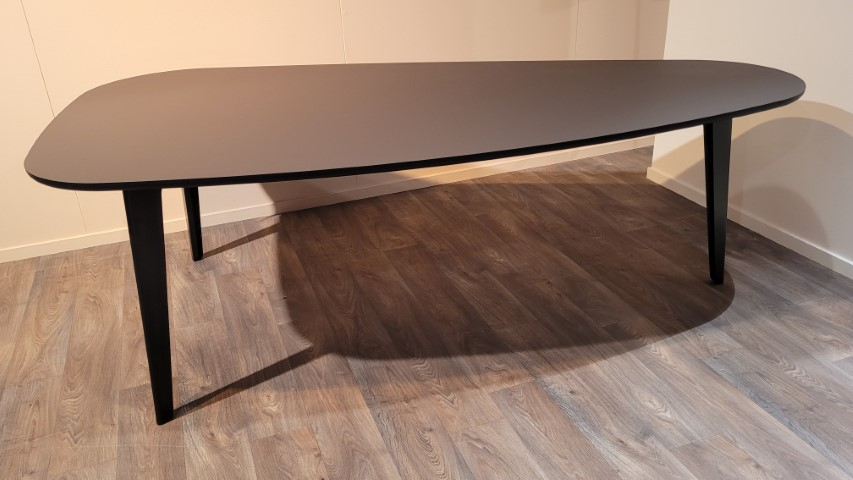 (Showroommodel) Leolux Eettafel Bondi 