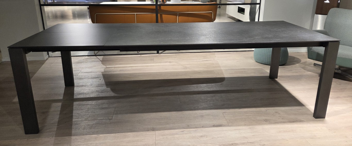 (Showroommodel)Bert Plantagie Uitschuiftafel Cervo