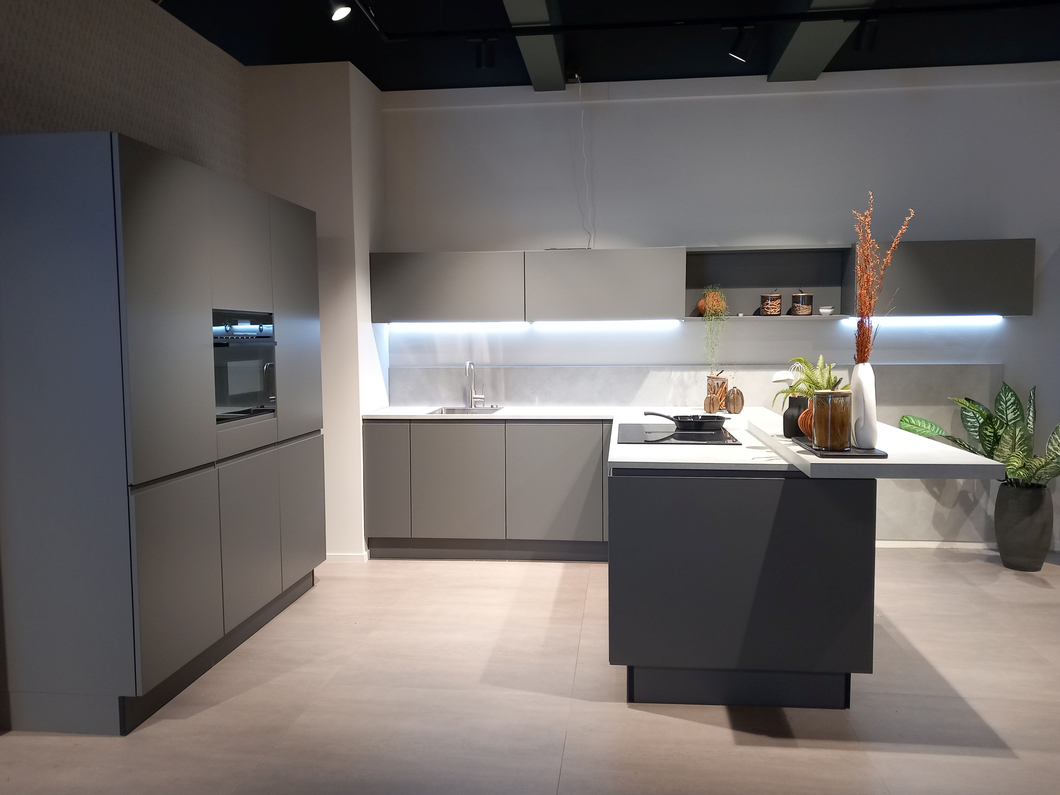 (Showroommodel) Keuken met schiereiland KB04