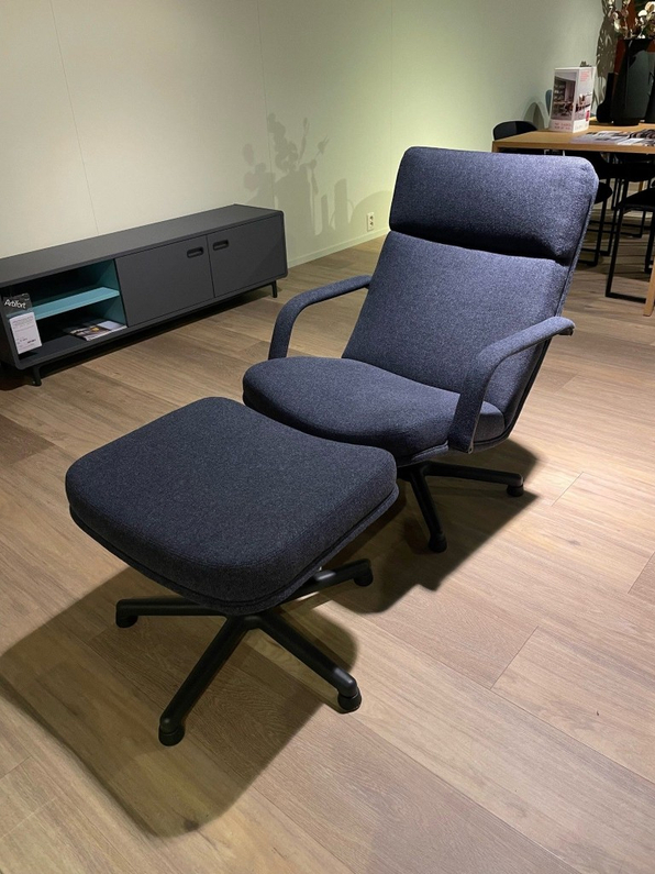 (Showroommodel) Artifort Fauteuil+Poef F141