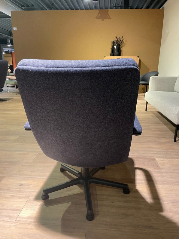 (Showroommodel) Artifort Fauteuil+Poef F141