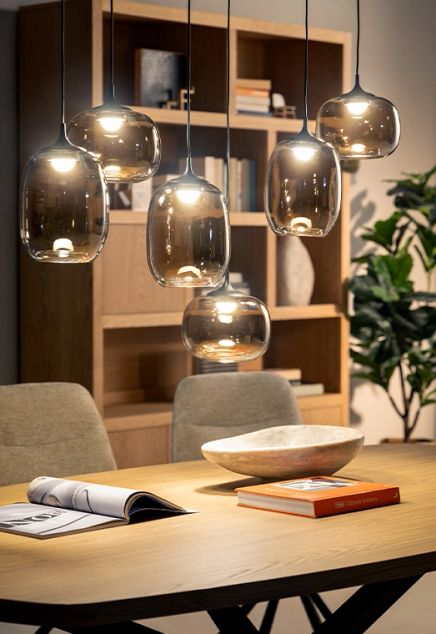 tafel met lampen er boven | Bouman & Potter