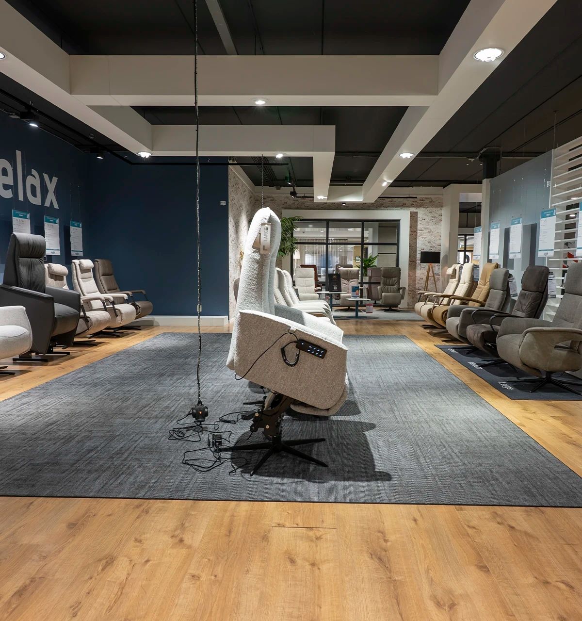 Ontdek sta-op stoel in onze showroom, kom langs bij Woonboulevard Poortvliet XXL