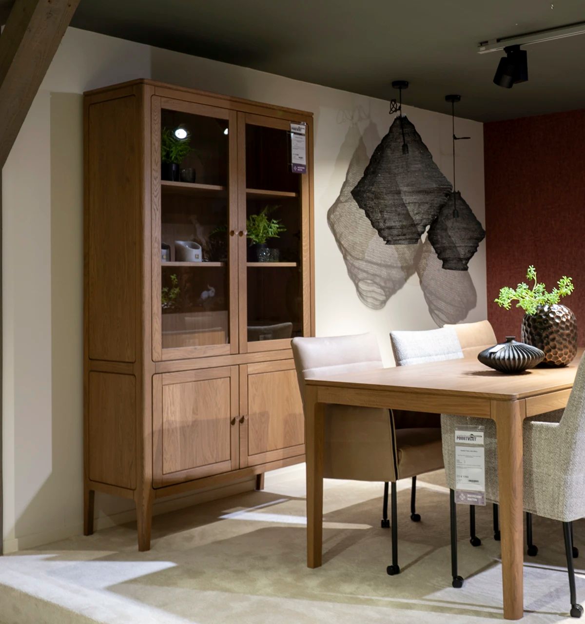 Ontdek vitrinekasten in onze showroom, kom langs bij Woonboulevard Poortvliet XXL