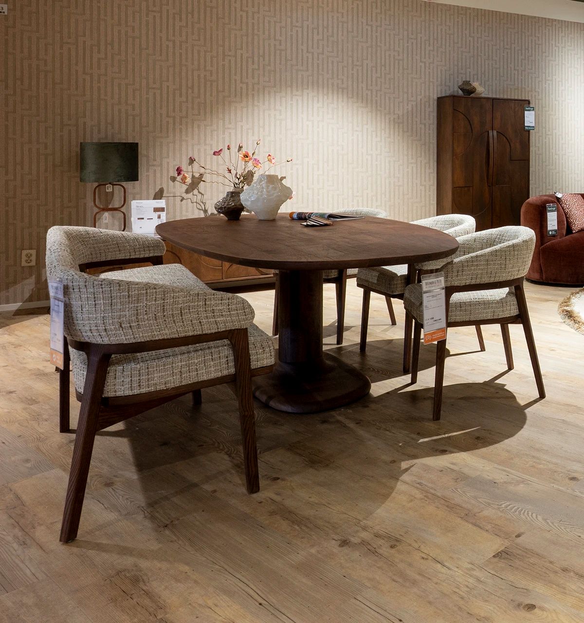 Ontdek eetkamerstoelen in onze showroom, kom langs bij Woonboulevard Poortvliet XXL