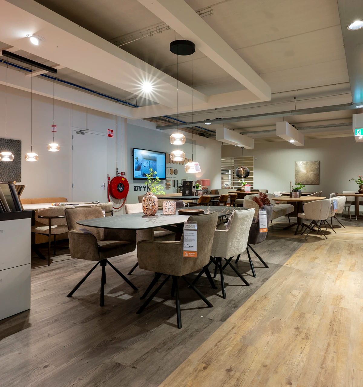 Ontdek tafels in onze showroom, kom langs bij Woonboulevard Poortvliet XXL