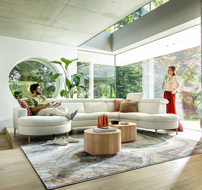 modellen bij lichte bank naast raam | Bouman & Potter