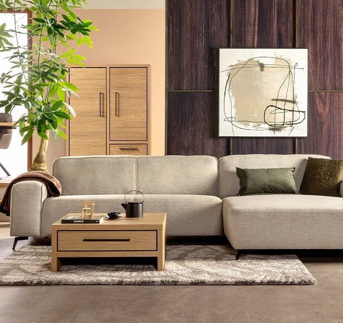 lichte bank met schilderij | Bouman & Potter