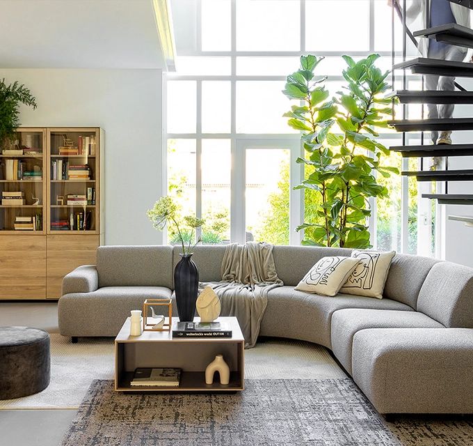 grijze bank naast trap| Bouman & Potter