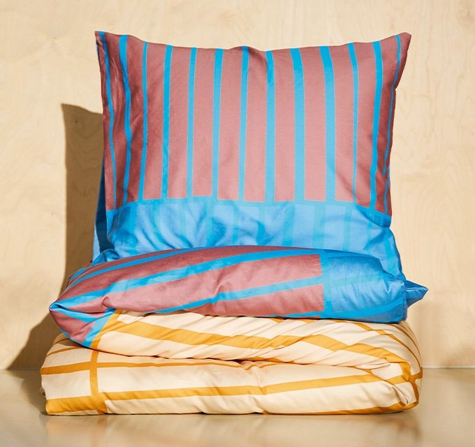 dekbed met kleuren rood, blauw, geel en oranje | Woonboulevard Poortvliet XXL