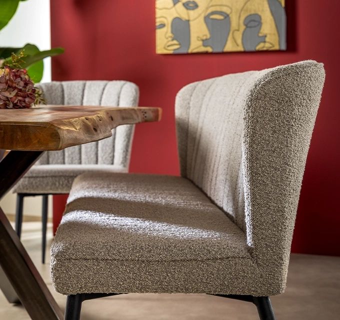Rustige eetkamerbank in combinatie met een fel rode muur | Bouman & Potter