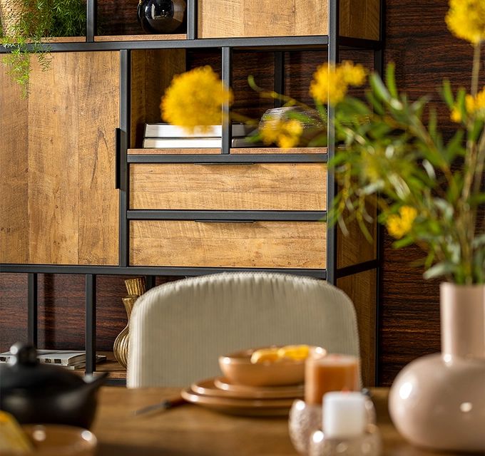 kast en tafel met vaas en bloemen | Bouman & Potter