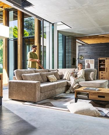 modellen bij grijze bank | Bouman & Potter