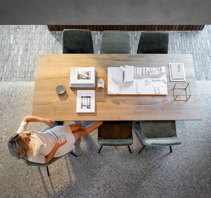 model die bij de tafel zit | Bouman & Potter