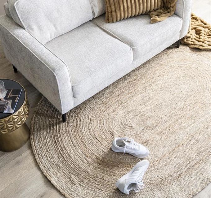 lichte bank waar schoenen bij liggen | Woonboulevard Poortvliet XXL