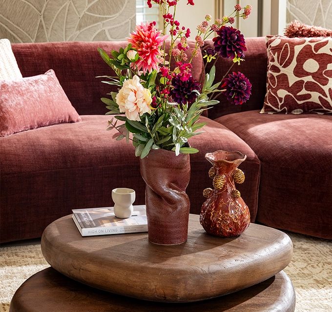 donker roze bank met tafel en bloemen | Bouman & Potter