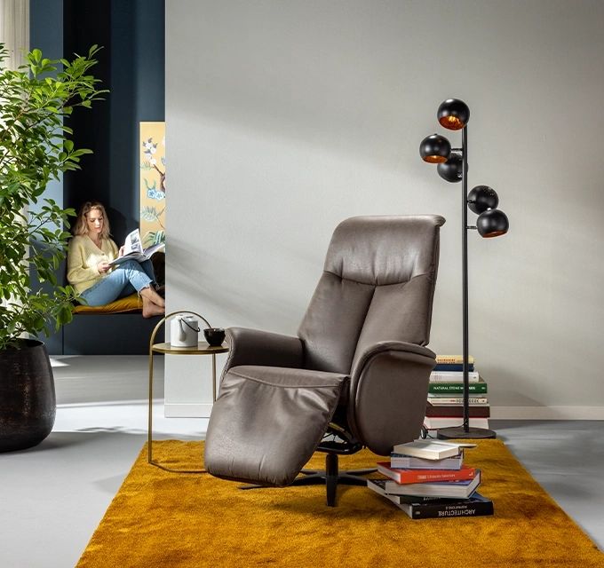 Kleurrijke vloerkleed met rustige relaxfauteuil | Bouman & Potter