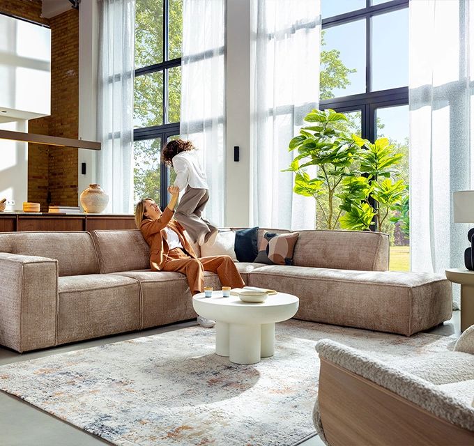 moeder en kind op de bank | Bouman & Potter