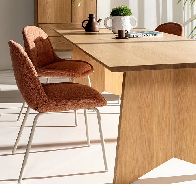 houten tafel stoffen stoelen | Bouman & Potter