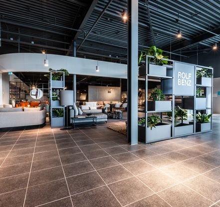 Rolf Benz Experience Center met luxe designbanken en premium zitmeubelen bij Woonboulevard Poortvliet XXL
