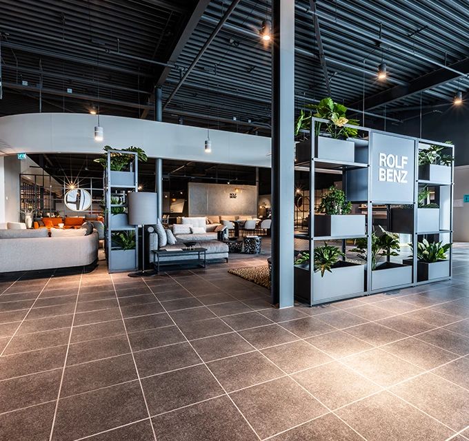 Rolf Benz Experience Center met luxe designbanken en premium zitmeubelen bij Woonboulevard Poortvliet XXL